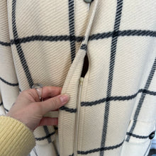 Charger l'image dans la galerie, Manteau vintage en laine Valentino Miss V