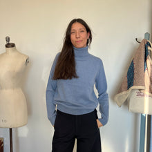 Charger l'image dans la galerie, Chandail House of Liberty col roulé bleu *Nouvelles tailles*