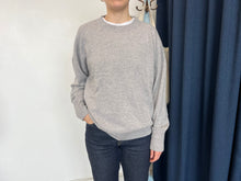 Charger l'image dans la galerie, Chandail en cachemire House of Liberty col rond gris