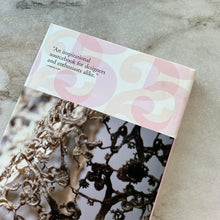 Charger l'image dans la galerie, Livres Taschen Fashion : A history from the 18th to the 20th Century.