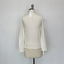Charger l'image dans la galerie, Chandail douillet col montant et franges Carla G