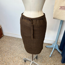 Charger l'image dans la galerie, Ensemble en laine veste et jupe Akris Punto