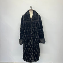 Charger l'image dans la galerie, Manteau de fausse fourrure Simon Chang