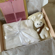 Charger l'image dans la galerie, Coffret bébé couverte rose foulard marron carte rose Emy Doux