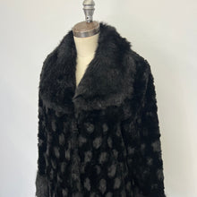Charger l'image dans la galerie, Manteau de fausse fourrure Simon Chang