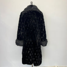Charger l'image dans la galerie, Manteau de fausse fourrure Simon Chang