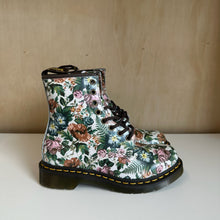 Charger l'image dans la galerie, Bottes 1460 English Garden en cuir Dr. Martens
