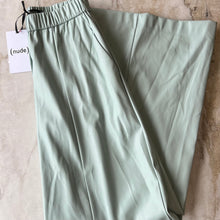 Charger l'image dans la galerie, Pantalon faux cuir (nude)