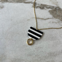 Charger l'image dans la galerie, Collier #3599 noir et blanc Stella par Isabel Désy