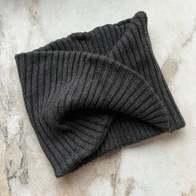 Charger l'image dans la galerie, Cache-cou torsadé gris foncé Deux par Deux