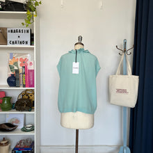 Charger l'image dans la galerie, Blouse bleue en soie avec volants (nude)