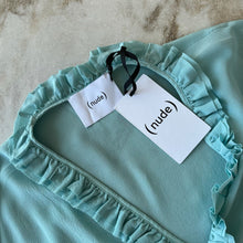 Charger l'image dans la galerie, Blouse bleue en soie avec volants (nude)