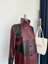 Charger l'image dans la galerie, Manteau en cuir rouge et noir Lavoie Morin cuir et fourrures
