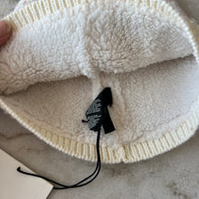 Charger l'image dans la galerie, Tuque Love &amp; Lore
