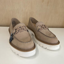 Charger l'image dans la galerie, Chaussures loafers beige Caprice
