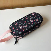 Charger l&#39;image dans la galerie, Trousse à crayons bouquet fleurs Deux par Deux
