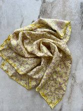 Charger l&#39;image dans la galerie, Foulard en soie Love &amp; Lore
