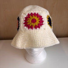 Charger l'image dans la galerie, Chapeau tricot fleurs
