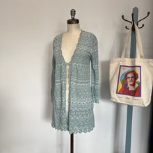 Charger l'image dans la galerie, Cardigan long en tricot scintillant D. Exterior
