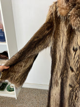 Charger l'image dans la galerie, Manteau de fourrure vintage
