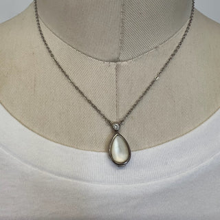 Collier pendentif goutte nacre