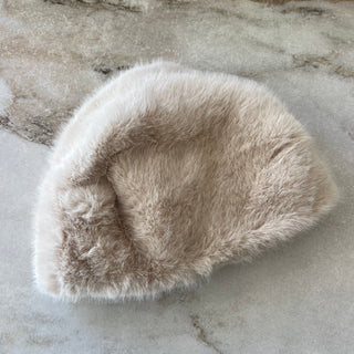 Chapeau en fausse fourrure beige