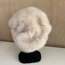 Charger l'image dans la galerie, Chapeau en fausse fourrure beige
