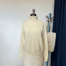 Charger l&#39;image dans la galerie, Chandail House of Liberty col roulé crème *Nouvelles tailles*
