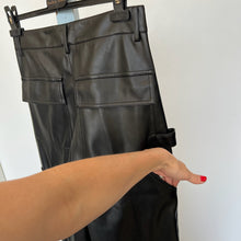Charger l'image dans la galerie, Pantalon faux cuir Nude
