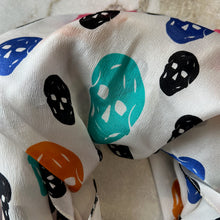 Charger l'image dans la galerie, Foulard en soie Hood Skull
