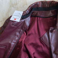Charger l&#39;image dans la galerie, Manteau en cuir rouge vin Lavoie Morin cuir et fourrures
