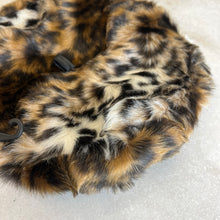 Charger l&#39;image dans la galerie, Béret en fausse fourrure FURious Fur

