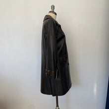 Charger l&#39;image dans la galerie, Manteau cuir noir et brun Lavoie Morin cuir et fourrures
