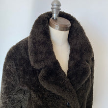 Charger l&#39;image dans la galerie, Manteau en fausse fourrure Claudie Pierlot
