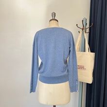 Charger l&#39;image dans la galerie, Chandail en cachemire House of Liberty col V bleu
