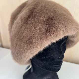 Chapeau en fausse fourrure brun