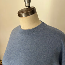Charger l&#39;image dans la galerie, Chandail en cachemire House of Liberty col rond bleu
