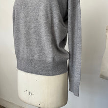 Charger l&#39;image dans la galerie, Chandail en cachemire House of Liberty col V gris
