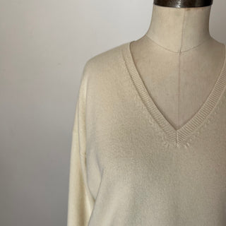 Chandail en cachemire House of Liberty col V crème *Nouvelles tailles*