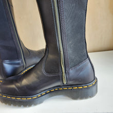 Charger l'image dans la galerie, Bottes en cuir montante Amaayah Dr. Martens - Les Mal-Aimés ❤️‍🩹
