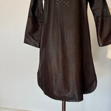 Charger l&#39;image dans la galerie, Robe en cuir vintage brune avec étoiles
