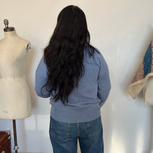 Charger l&#39;image dans la galerie, Chandail en cachemire House of Liberty col V bleu *Nouvelles tailles*
