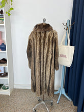 Charger l'image dans la galerie, Manteau de fourrure vintage
