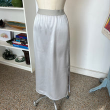 Charger l'image dans la galerie, Jupe maxi en satin Marc Aurèle
