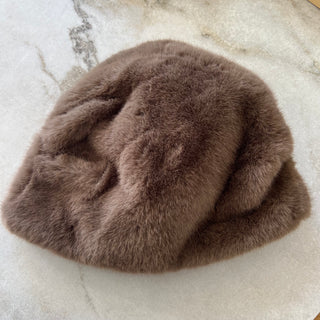 Chapeau en fausse fourrure brun