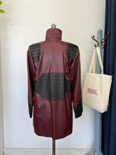 Charger l'image dans la galerie, Manteau en cuir rouge et noir Lavoie Morin cuir et fourrures
