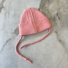 Charger l'image dans la galerie, Bonnet mi-saison rose avec cordons Deux par Deux
