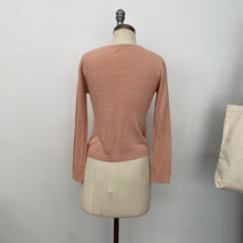 Charger l&#39;image dans la galerie, Chandail à manches longues BCBG Maxazria rose pâle
