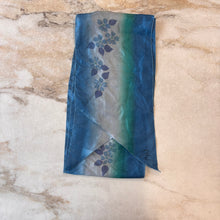 Charger l'image dans la galerie, Foulard en soie paint à la main Cléo
