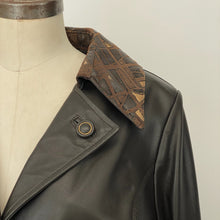 Charger l&#39;image dans la galerie, Manteau cuir noir et brun Lavoie Morin cuir et fourrures
